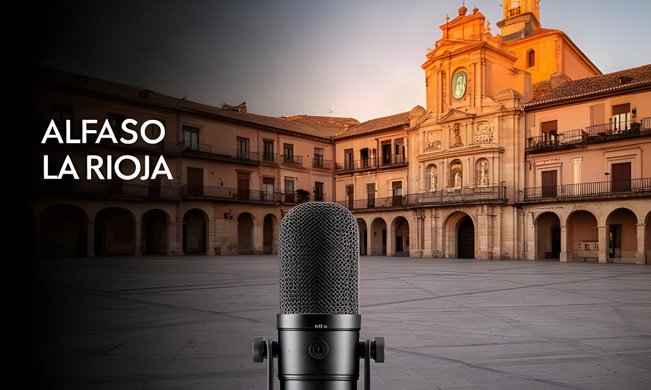 Plaza mayor de Alfaro al atardecer con un micrófono de grabación frente a edificios históricos